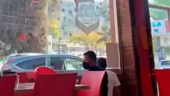 El video muestra el momento exacto de la balacera por lo que las personas cercanas tuvieron que resguardarse. Foto: Captura de Pantalla