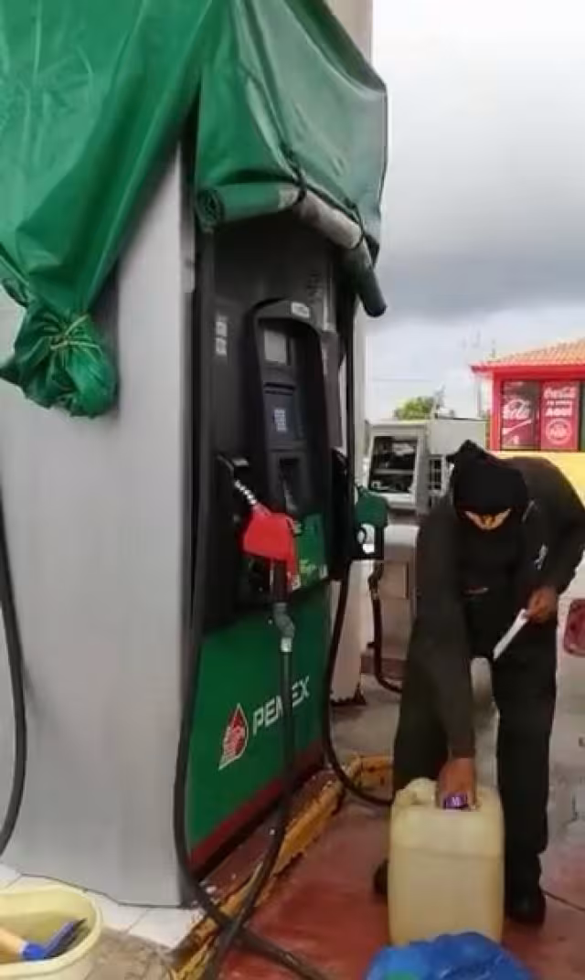El promedio de la gasolina regular de 20 pesos 42 centavos;  22 pesos 44 centavos, Premium y 21 pesos 69 diésel