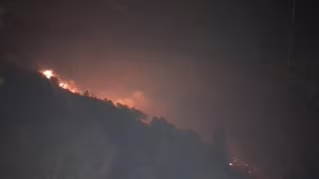 Bomberos de Nuevo León y Coahuila luchan contra el fuego