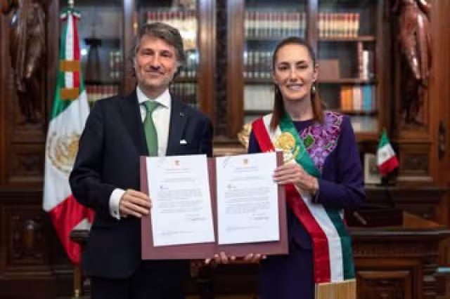 La jefa del Ejecutivo Federal recibió en su despacho a los embajadores.