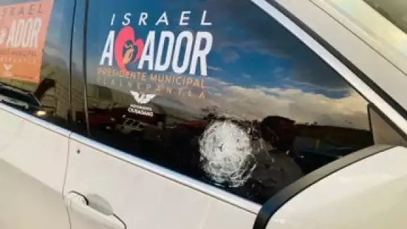 Balean camioneta de Israel Amador, candidato a la presidencia de Tlalnepantla Balean camioneta de Israel Amador, candidato a la presidencia de Tlalnepantla