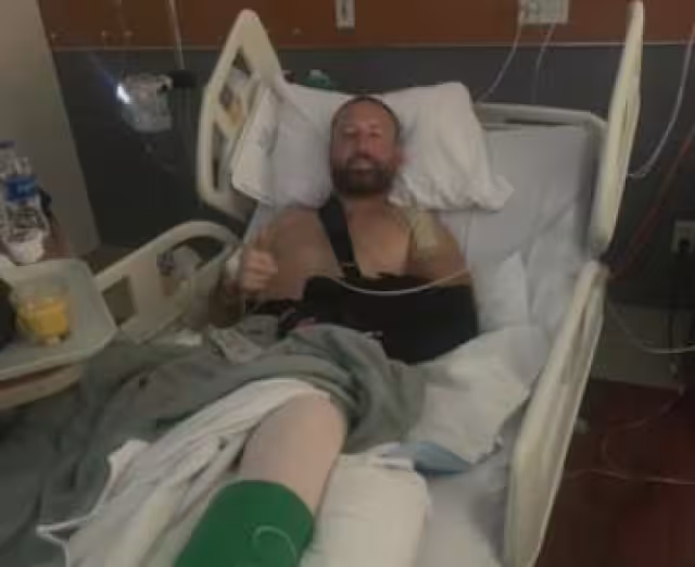 Fue a comprar tabaco y termino con el hombro roto y abandonado en una zanja