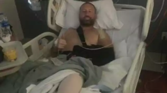 Fue a comprar tabaco y termino con el hombro roto y abandonado en una zanja