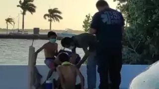 Al llegar encontraron a un niño de aproximadamente 9 años de edad, quién se encontraba ya fuera del agua