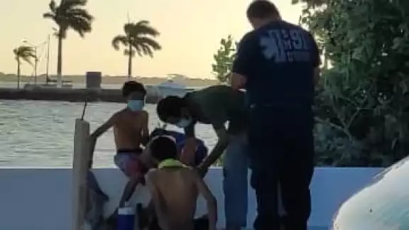 Al llegar encontraron a un niño de aproximadamente 9 años de edad, quién se encontraba ya fuera del agua Al llegar encontraron a un niño de aproximadamente 9 años de edad, quién se encontraba ya fuera del agua