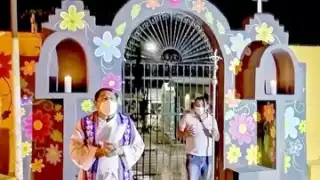 Creyentes encendieron velas y veladoras para iluminar la peregrinación que partió de la parroquia del centro de la población. Foto: Jorge  Aké