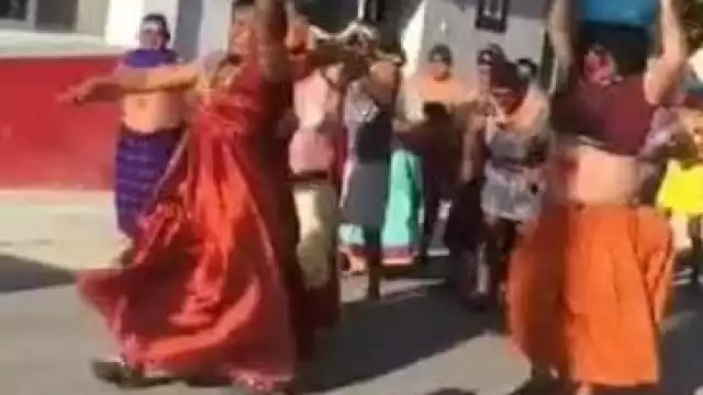 Un grupo de ciudadanos participó en un recorrido carnavalesco