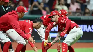 Guerreros sorprende a los Diablos Rojos en el inicio de la serie
