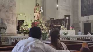 Embarazadas y parejas que buscan concebir reciben bendición en la Catedral de Campeche
