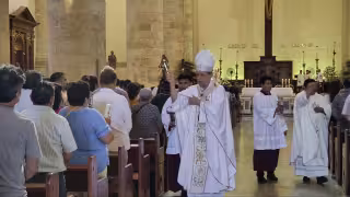 El arzobispo Gustavo Rodríguez Vega encabeza la misa de Pascua en la S. I. Catedral de Mérida