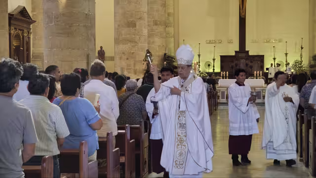 El arzobispo Gustavo Rodríguez Vega encabeza la misa de Pascua en la S. I. Catedral de Mérida