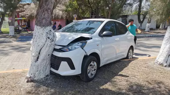 Un conductor distraído impactó su Hyundai blanco contra un árbol en el camellón central de la avenida Los Pinos, en la colonia Playa Norte Un conductor distraído impactó su Hyundai blanco contra un árbol en el camellón central de la avenida Los Pinos, en la colonia Playa Norte