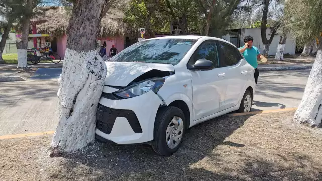 Un conductor distraído impactó su Hyundai blanco contra un árbol en el camellón central de la avenida Los Pinos, en la colonia Playa Norte