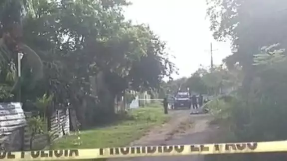 La Policía Quintana Roo acordonó el lugar para iniciar con el levantamiento del cuerpo La Policía Quintana Roo acordonó el lugar para iniciar con el levantamiento del cuerpo