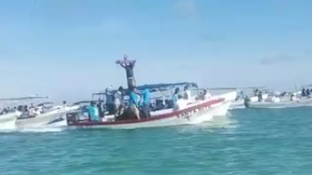 Varias embarcaciones acompañaron a la imagen durante su recorrido