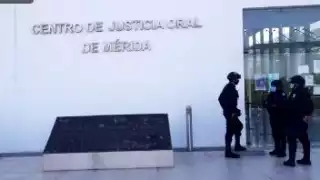 Oficiales de la Policía Municipal esperan a las afueras del Centro de Justicia Oral de Mérida en espera de la liberación de sus compañeros