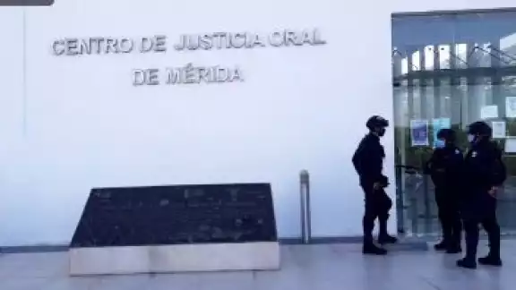 Oficiales de la Policía Municipal esperan a las afueras del Centro de Justicia Oral de Mérida en espera de la liberación de sus compañeros Oficiales de la Policía Municipal esperan a las afueras del Centro de Justicia Oral de Mérida en espera de la liberación de sus compañeros