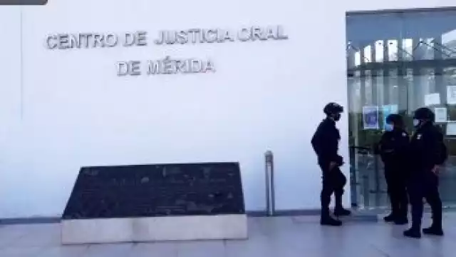 Oficiales de la Policía Municipal esperan a las afueras del Centro de Justicia Oral de Mérida en espera de la liberación de sus compañeros