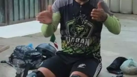 El mugroso patinador lucha por cumplir la meta de llegar a Argentina El mugroso patinador lucha por cumplir la meta de llegar a Argentina