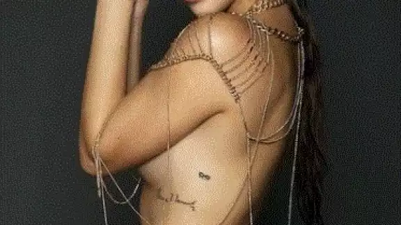 Aunque no revelo si es cabello normal, o peluca pero ella presumió que es parte de su nuevo look de este 2021 Aunque no revelo si es cabello normal, o peluca pero ella presumió que es parte de su nuevo look de este 2021