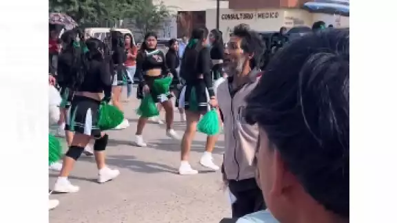 El hombre bailó con las porristas frente a todos los asistentes El hombre bailó con las porristas frente a todos los asistentes