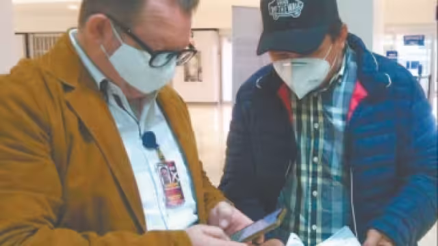 Joven abandona la zapatería por los jardines en Hunucmá