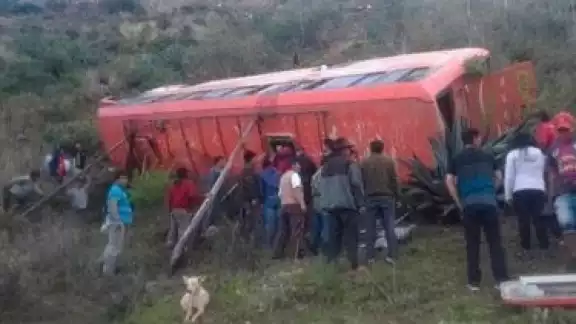 Al lugar arribaron brigadas de la policía y bomberos quienes rescatar los cuerpos fallecidos