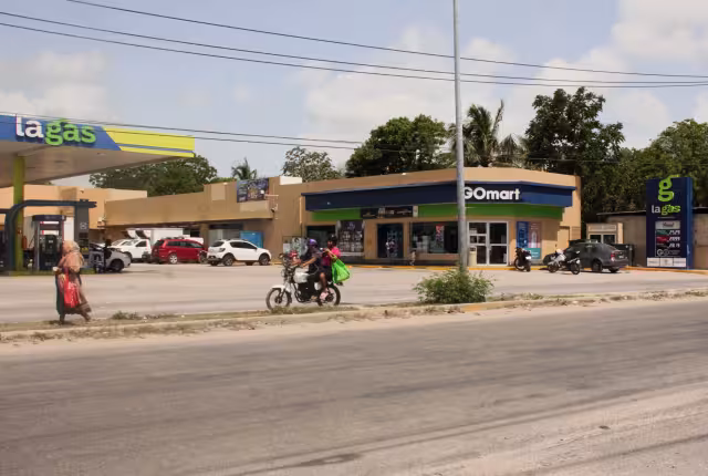 Algunos conductores revelaron que, a pesar de tener un auto de cuatro cilindros, resulta complicado llenar el depósito.