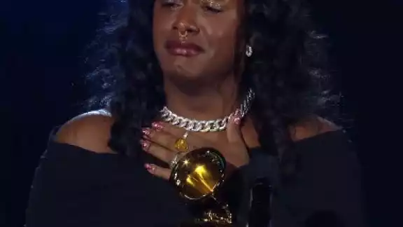 Latin Grammy: Brasileña Liniker es la primera artista transgénero en ganar el premio