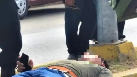La moto se derrapó y el operador quedó tirado en el suelo con lesiones La moto se derrapó y el operador quedó tirado en el suelo con lesiones