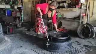 Doña Laura lleva más de 30 años dedicada a su labor en la vulcanizadora