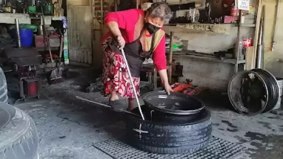Doña Laura lleva más de 30 años dedicada a su labor en la vulcanizadora Doña Laura lleva más de 30 años dedicada a su labor en la vulcanizadora