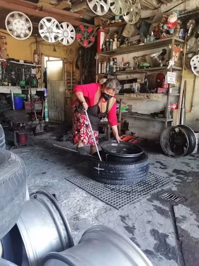 Doña Laura lleva más de 30 años dedicada a su labor en la vulcanizadora