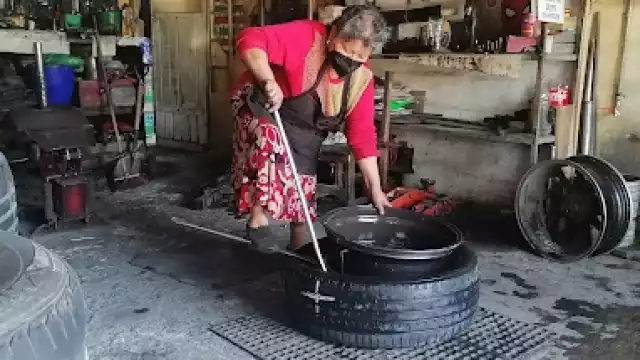 Doña Laura lleva más de 30 años dedicada a su labor en la vulcanizadora