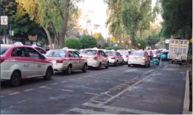 Los taxis se estacionaron en Álvaro Obregón en la colonia Roma frente a Semovi