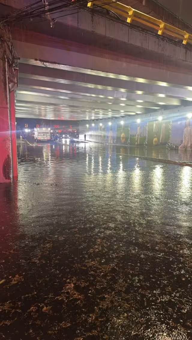 Las lluvias azotaron de nuevo a CDMX y colapsaron diferentes vías.