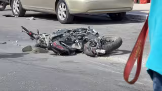 Motociclista termina hospitalizado tras grave accidente en el malecón de Champotón
