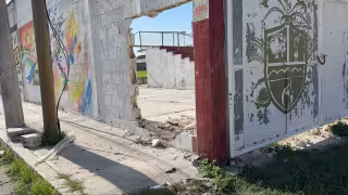 Conductor de camioneta se estrella contra barda de campo deportivo en Champotón y huye