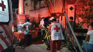 Paramédicos atienden a una jovencita que vomitaba sangre desde hace varios días