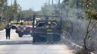 Incendio de camioneta se expande hacia zona de maleza en el Arco Vial de Cancún