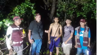 Rescatan a dos menores atrapados por las lluvias en el Río Champotón.