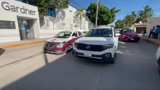 Una colisión entre una camioneta particular y un taxi en el fraccionamiento Reforma causó daños materiales de varios miles de pesos