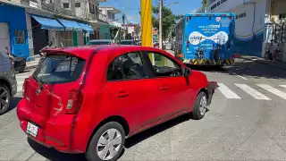 Colonia Fátima: Auto se pasa la luz roja y choca contra camión de reparto en Campeche