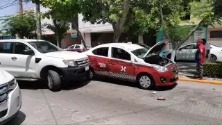 Un accidente automovilístico en la Colonia Héctor Pérez Martínez causó daños materiales de varios miles de pesos.
