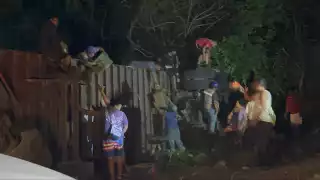 Vuelca tractocamión lleno de cerveza en el Faro Xicalango en ciudad del Carmen.