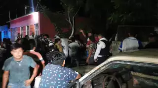 La Policía Estatal y Municipal intervino para calmar a los vecinos enardecidos.