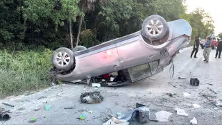 Vehículo termina volcado tras perder el control sobre la carretera Tulum-Cobá