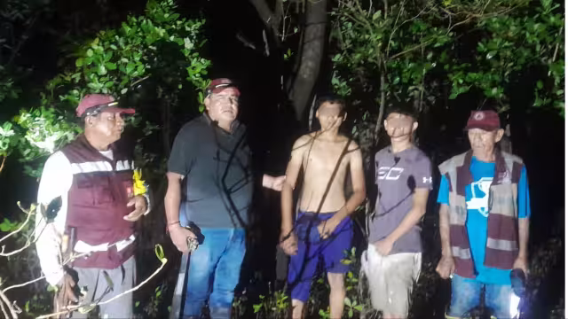 Rescatan a dos menores atrapados por las lluvias en el Río Champotón.