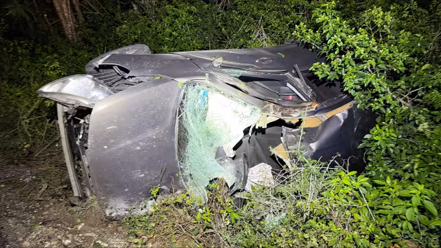 El conductor había sido trasladado previamente por personal médico en condición crítica hacia un hospital en Playa del Carmen