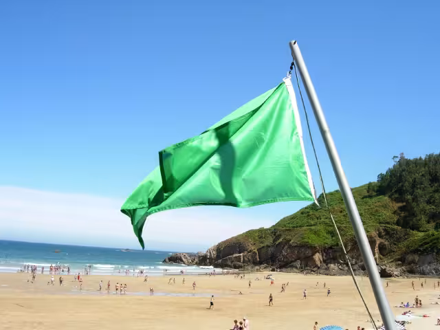 La bandera verde indica una playa segura